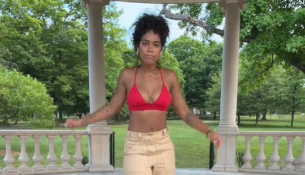 DA LI STE IKAD VIDELI KUPAĆI KOSTIM POPUT STRUNE? Ova raskošna crnka je u jednom takvom zaplesala i pokazala čitavom svetu svoju pozadinu! (VIDEO)