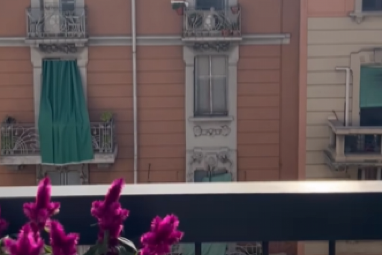 IZNAJMIO JE STAN U POTKROVLJU I IZAŠAO NA BALKON: Osetio je da ga neko posmatra sa obližnjeg prozora, prebledeo je kada je shvatio šta je to! (FOTO/VIDEO)