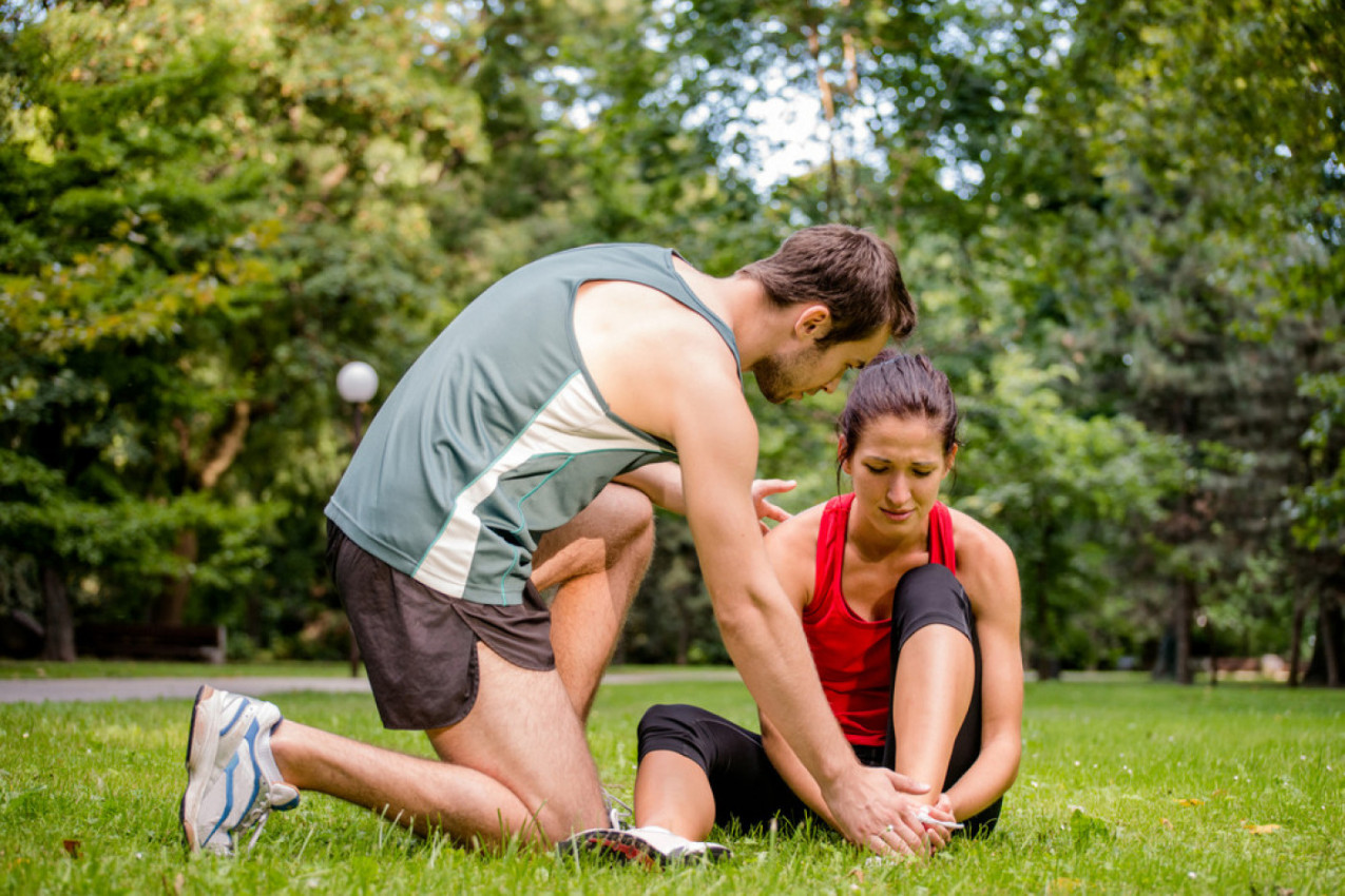OVA NEIZLEČIVA BOLEST RAZVIJA SE NEPRIMETNO, A POSLEDNJA FAZA DOVODI DO INVALIDITETA: Na ove simptome obratite pažnju, javljaju se tokom lagane šetnje (FOTO)