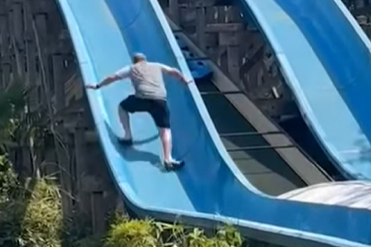 BILI SU U AKVA PARKU, A ONDA ZAČULI VRISAK SVOG DETETA SA SREDINE TOBOGANA: O onome što je potom uradio ovaj otac priča ceo svet! (FOTO/VIDEO)