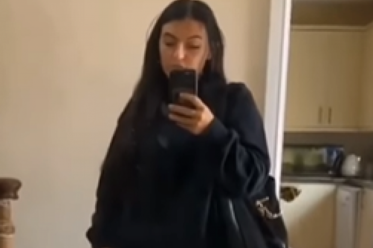 STALA JE DA POZIRA ISPRED OGLEDALA I NI SLUTILA NIJE ŠTA JOJ SE SPREMA! A onda ju je nešto zaskočilo, nastao je lom, završila je na zemlji... (FOTO/VIDEO)