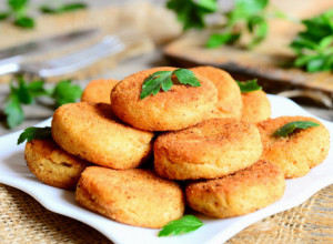 LETNJI SPECIJALITET U KOJEM ĆETE UŽIVATI: Ćuftice od tikvica i mladog sira gotove za samo par minuta (FOTO)