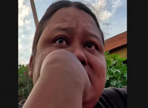 STAO JE DA OD NJE TRAŽI BESPLATNU KROFNU, A ONDA JE USLEDIO VELEOBRT: Kada mu je pokazala koliko je velikodušna pružio joj je nešto iz džepa i ženi su suze same počele da liju! (VIDEO)