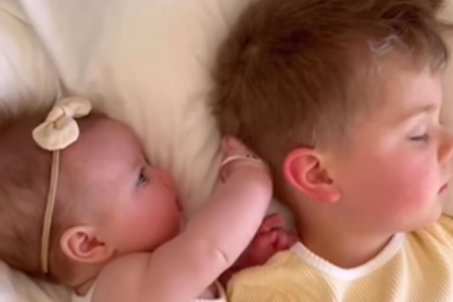 SNIMAK BRATA I SESTRE JE NEŠTO NAJLEPŠE ŠTO ĆETE DANAS VIDETI: O njihovoj ljubavi priča ceo svet (VIDEO)