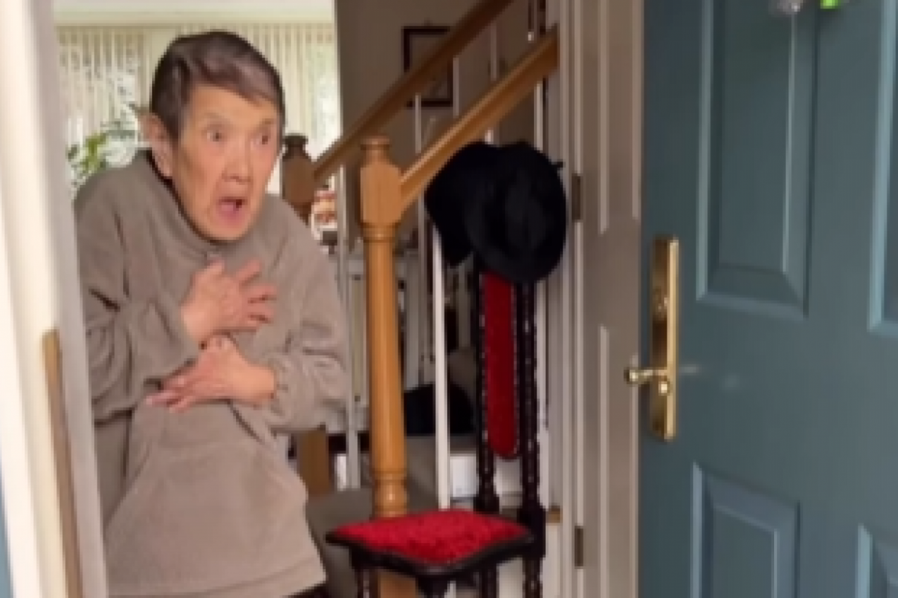 NEKO JE NEOČEKIVANO POZVONIO NA VRATA BAKE NA NJEN 93. ROĐENDAN: Otvorila je i usledio je tajac, od šoka nije mogla da progovori! (FOTO/VIDEO)