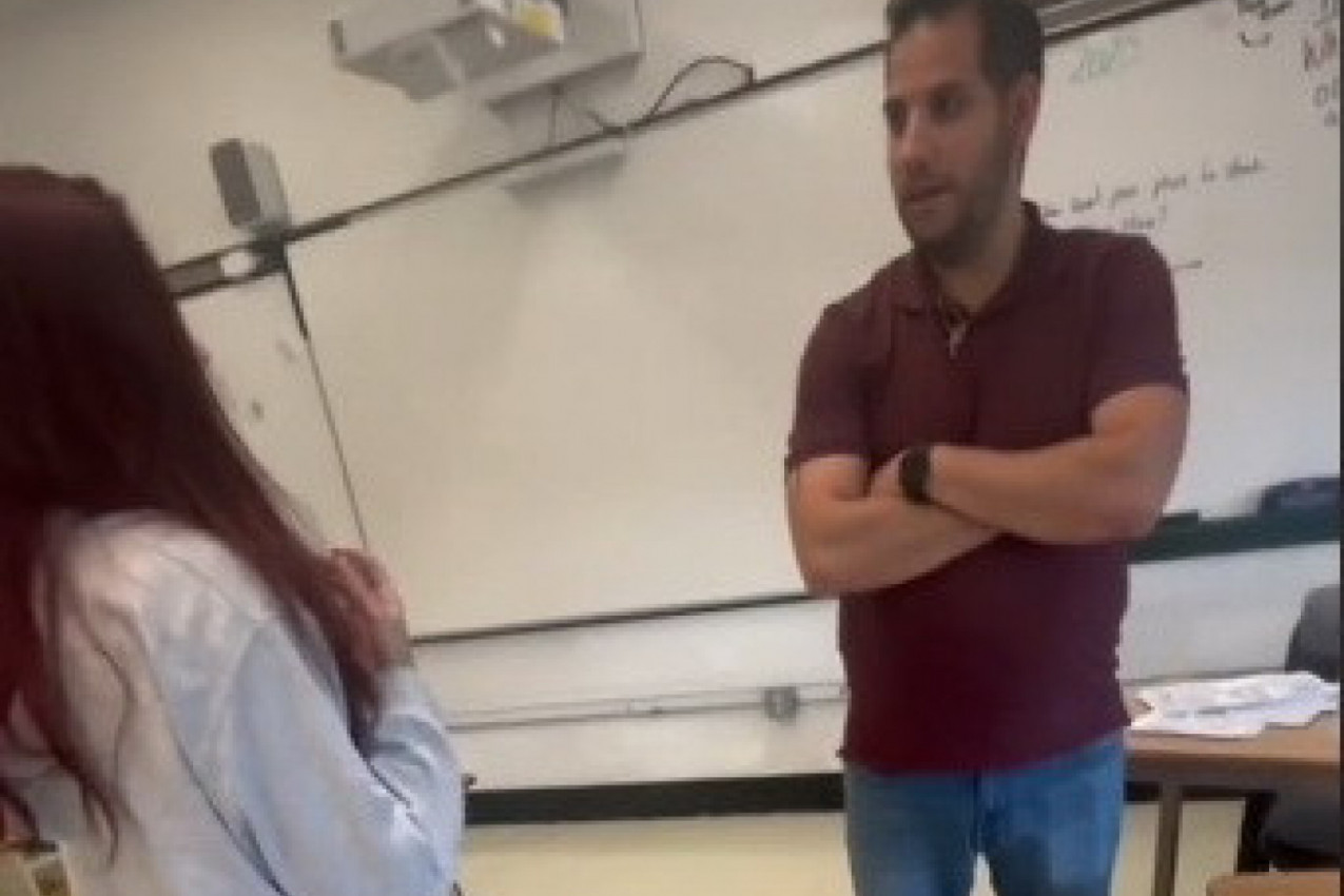 SKINULA JE KOŠULJU PRED PROFESOROM I ON JE ZANEMEO! Evo šta je uradila jedna učenica, a što je muškarca ostavilo u potpunom šoku! (VIDEO)