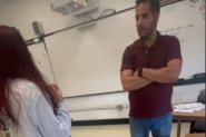 PRIŠLA JE PROFESORU I POČELA DA OTKOPČAVA KOŠULJU: Sve se dešavalo nasred učionice, a kamere su snimile njegovu reakciju o kojoj priča ceo svet! (VIDEO)