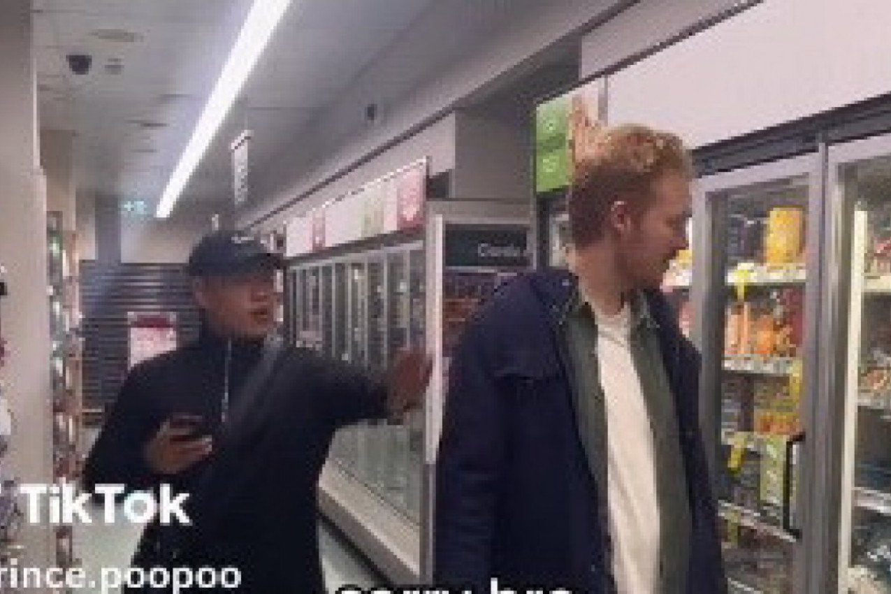 UŠAO JE U PRODAVNICU I OD STRANCA ZATRAŽIO SULUDU STVAR: Nije ni slutio šta će mu on učiniti i to pred devojkom! (VIDEO)