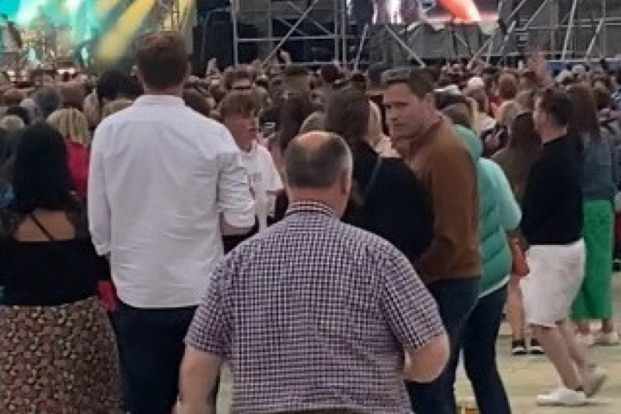 DOK SE GRUPA MLADIH NA KONCERTU ZABAVLJALA IZA NJIH JE STAJAO JEDAN ČOVEK: Ono što je potom uradio izazvalo je opšti haos (VIDEO)