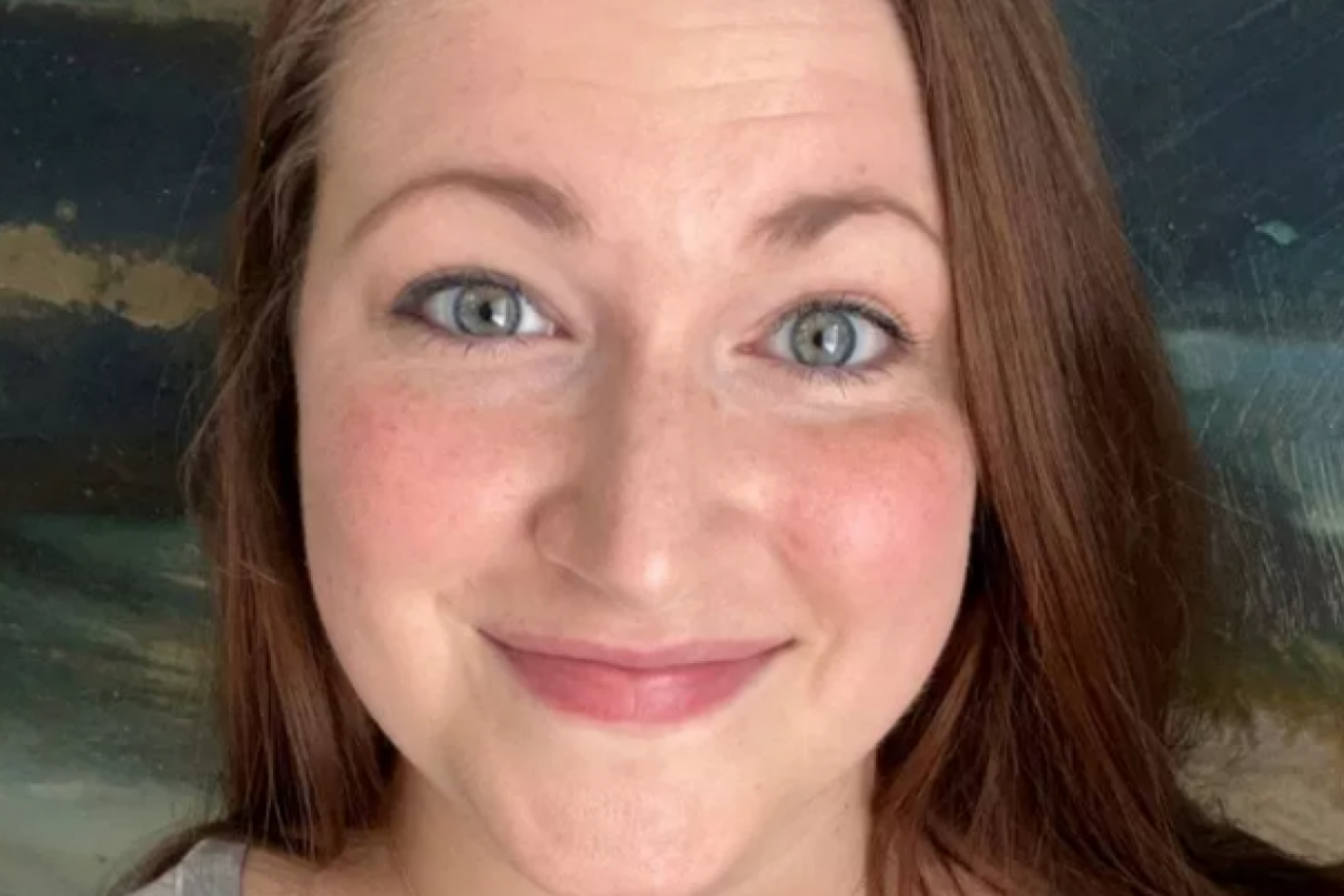 OVA ŽENA IZRAĐUJE NAKIT OD MAJČINOG MLEKA I PEPELA IZ URNE: Dodatno je šokirala javnost kada je otkrila šta je uradila sa kosom svoje preminule bake, potpuno bizarno (VIDEO)