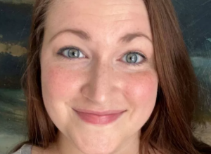 OVA ŽENA IZRAĐUJE NAKIT OD MAJČINOG MLEKA I PEPELA IZ URNE: Dodatno je šokirala javnost kada je otkrila šta je uradila sa kosom svoje preminule bake, potpuno bizarno (VIDEO)