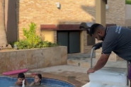DOK SU SE DECA BOGATAŠA IZ DUBAIJA KUPALA U BAZENU, ON JE URADIO NEŠTO ŠOKANTNO: Prišao im je i nešto ubacio u vodu , a onda se javno pravdao svoj potez (VIDEO)