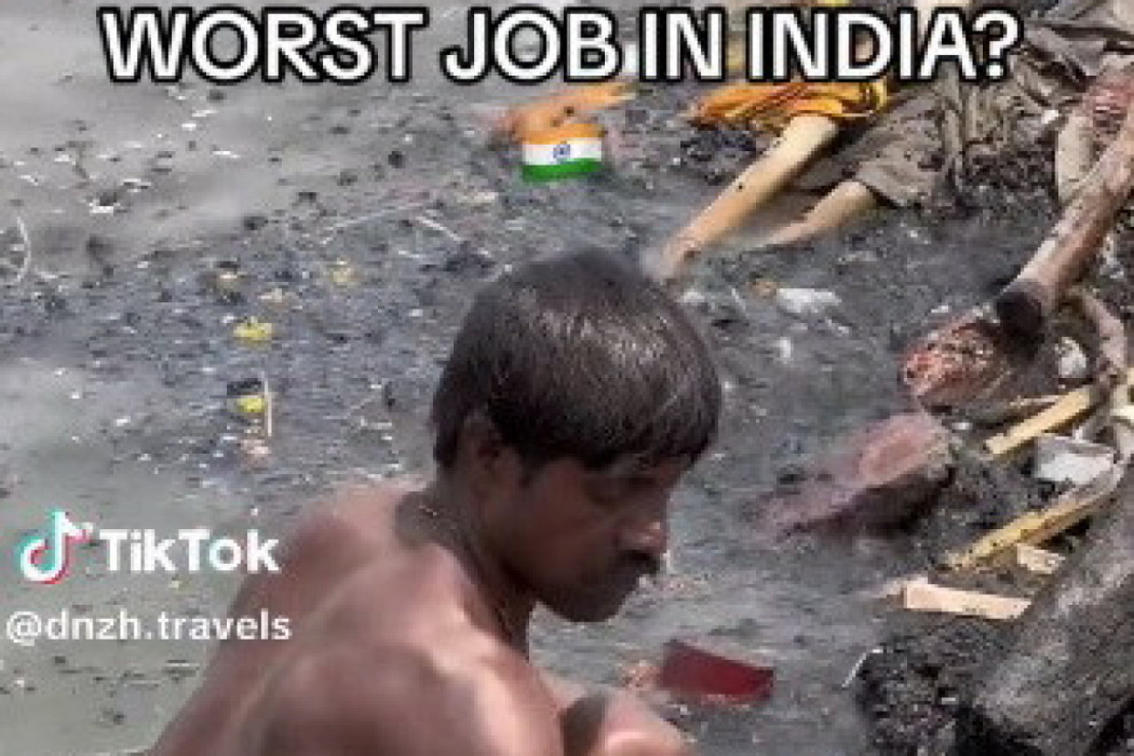 AKO STE MISLILI DA RADITE TEŽAK POSAO,  DOBRO POGLEDAJTE OVE LJUDE: Ovo je jedan od najtežih načina za zaradu a dnevnice su toliko bedne da jedva imaju za hranu (VIDEO)