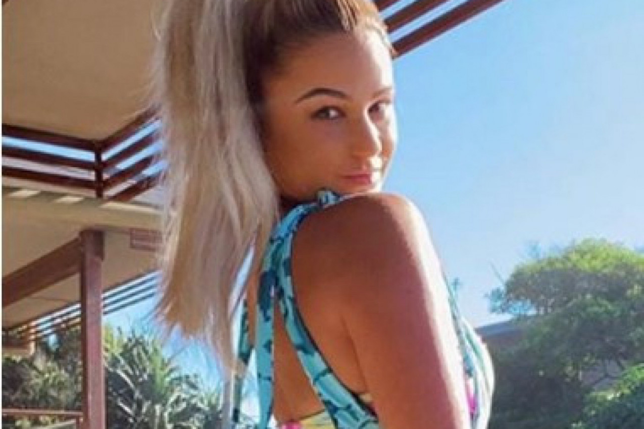 ONA JE ONLI FANS MODEL I ZARAĐUJE VIŠE OD PREMIJERA: Lepotica bujnih grudi zaludela je muškarce širom sveta, a evo kako zapravo izgleda! (VIDEO)