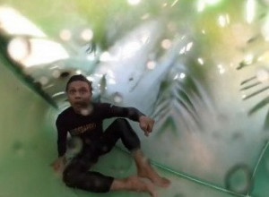 ŽELEO JE DA SE PROVOZA NA TOBOGANU, A ONDA JE USRED VOŽNJE NASTALA DRAMA: Ono što je doživeo nije ni u najgorim noćnim morama mogao da sanja! (VIDEO)