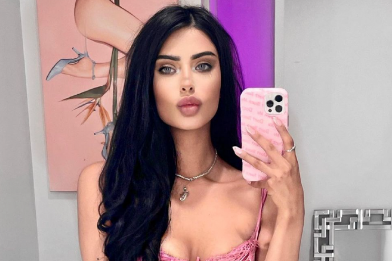 ONA JE PRINCEZA ZA ODRASLE I ZARAĐUJE VRTOGLAVE SUME NOVCA:  Lepotica je iz korena promenila život i postala deo glamuroznog sveta o kojem je maštala (FOTO)