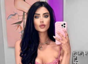 ONA JE PRINCEZA ZA ODRASLE I ZARAĐUJE VRTOGLAVE SUME NOVCA:  Lepotica je iz korena promenila život i postala deo glamuroznog sveta o kojem je maštala (FOTO)