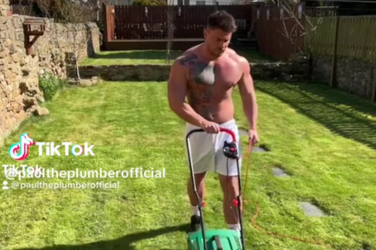 OVOG BAŠTOVANA TRAŽE I ONE DAME KOJE NEMAJU BAŠTU: Zbog snimka zgodnog mladića nastala opšta pomama na internetu, a nepristojne ponude samo stižu (VIDEO)