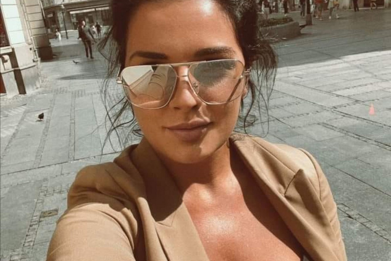 MILENA POPOVIĆ ZABLISTALA SVA U BELOM: Svi govore o prstenu koji sija na njenoj ruci, nikada nije delovala srećnije  (FOTO)