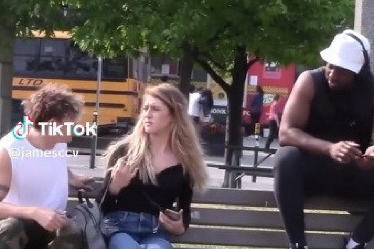 DEVOJKA JE SEDELA NA KLUPI, A ONDA JU JE NAPAO NEPOZNAT MUŠKARAC: Preplašena od napadača nije mogla da se smiri, a reakcije prolaznika izazvala je dodatnu buru komentara (VIDEO)