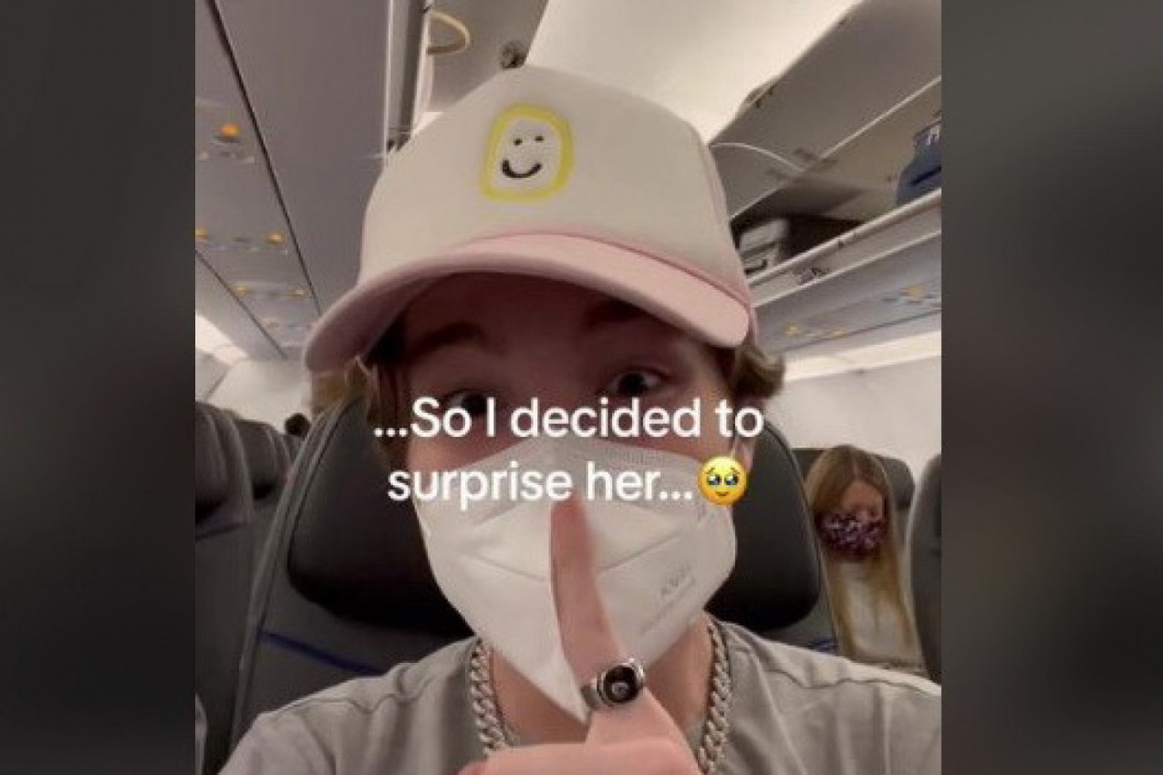 SKROLOVALA JE TELEFON U AVIONU, A ONDA SE POJAVIO ON: Devojka je ostala bez daha kada je pred sobom videla omiljenu zvezdu!