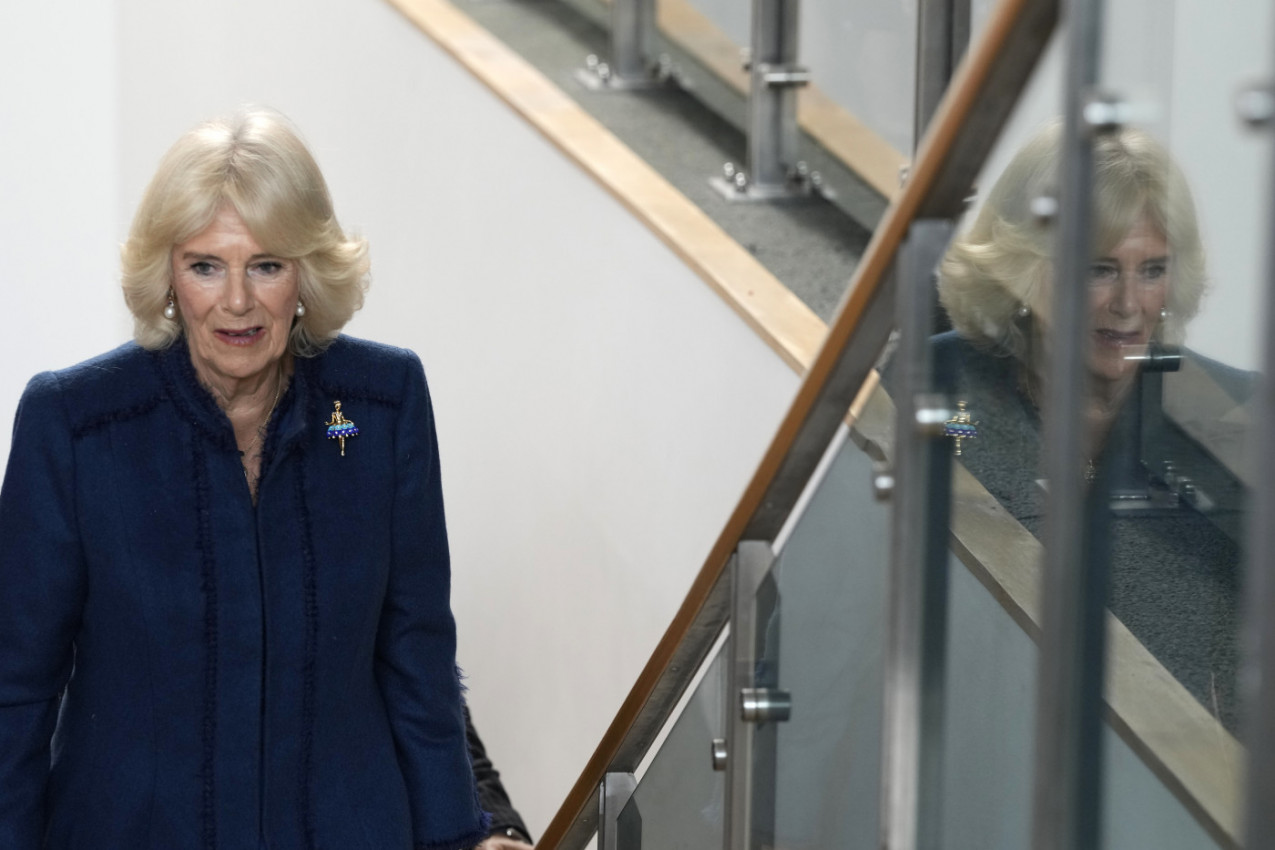 KAMILA NAJVIŠE VERUJE OVOM MUŠKARCU: Dok je kralj Čarls bio na ceremoniji u Škotskoj, kraljica se vratila starim navikama (FOTO)