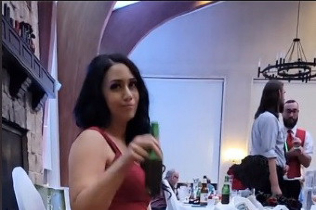 DOK SU SE GOSTI VESELILI NA VENČANJU, ONA JE URADILA NEŠTO ŠOKANTNO SA SVOJOM CIPELOM: Gosti su u neverici gledali šta se dešava ispod stola (VIDEO)