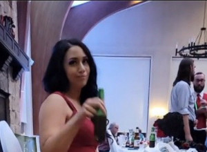 DOK SU SE GOSTI VESELILI NA VENČANJU, ONA JE URADILA NEŠTO ŠOKANTNO SA SVOJOM CIPELOM: Gosti su u neverici gledali šta se dešava ispod stola (VIDEO)