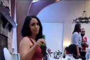 DOK SU SE GOSTI VESELILI NA VENČANJU, ONA JE URADILA NEŠTO ŠOKANTNO SA SVOJOM CIPELOM: Gosti su u neverici gledali šta se dešava ispod stola (VIDEO)