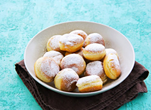 MINI KROFNE IZ RERNE SOČNE KAO BAKINE: Bez prženja u ulju gotove su za tili čas (FOTO)