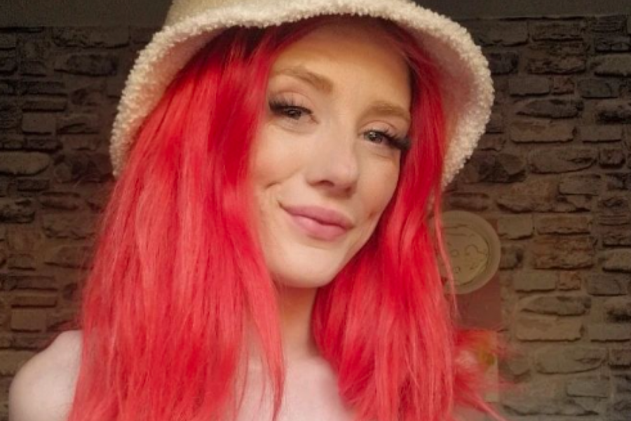 "KOMŠINICE IZ SELA MI ŠALJU POLICIJU, SKLANJAJU MUŽEVE OD MENE": Lepotica je počela da zarađuje 5.000 evra od provokativnih fotografija i sada prolazi kroz agoniju(FOTO/VIDEO)