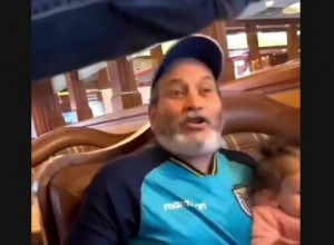 USRED RESTORANA PRIŠLA MU JE NEPOZNATA ŽENA: Kada je shvatio o kome se radi suze su počele da mu liju niz obraze, niko nije ostao ravnodušan na uplakanog deku (VIDEO)