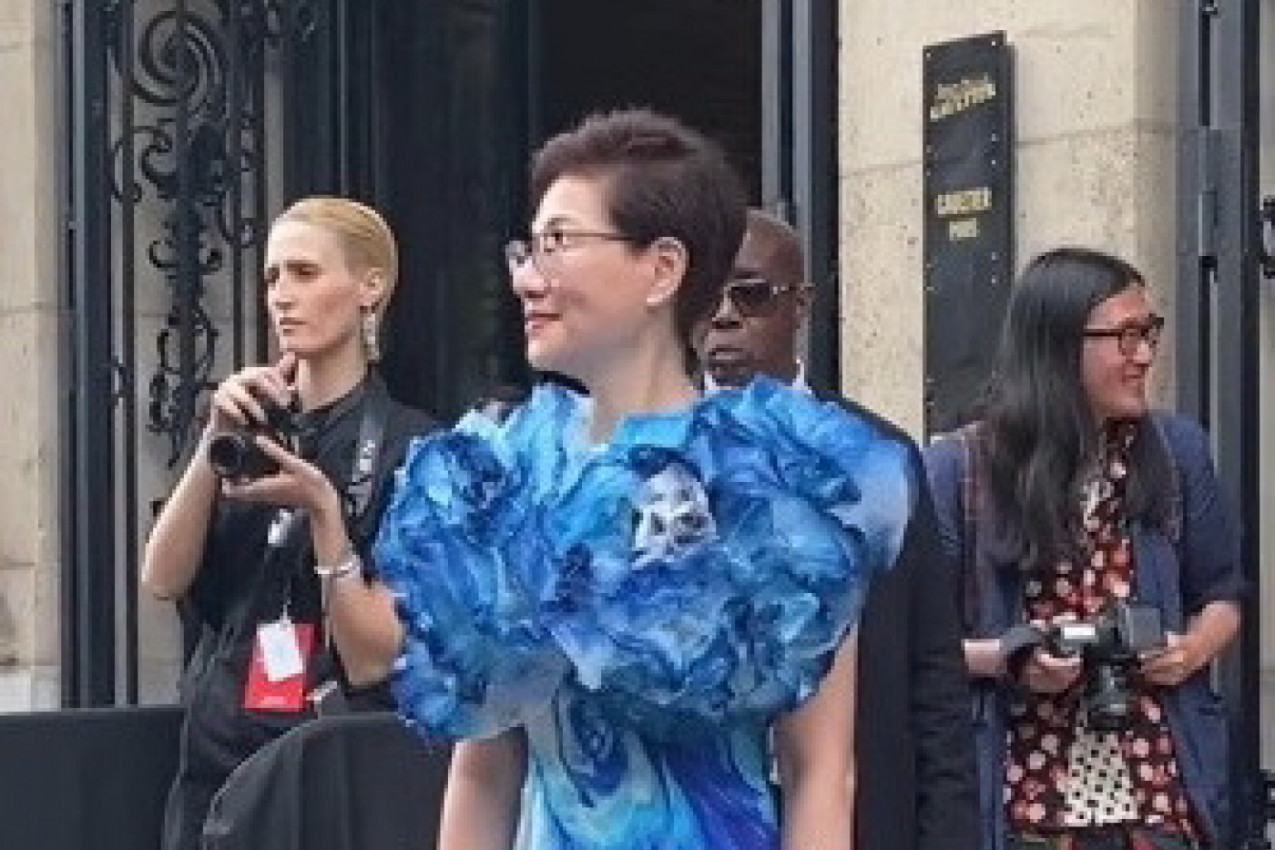 POJAVILA SE U PRELEPOJ HALJINI NASRED ULICE, A ONDA JE NEŠTO POČELO DA SE POMERA U PLATNU: Prolaznici u neverici gledali šta se dešava (VIDEO)