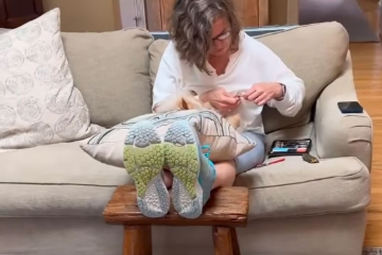 "MOJ PAS OVO NE BI DOZVOLIO NI U SNU": Neverovatna scena žene i njenog ljubimca, a tek kad vidite šta ima ispod glave, ljudi su u šoku! (FOTO+VIDEO)