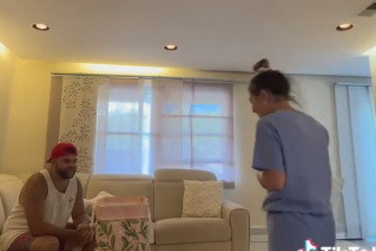 DOŠLA JE RASPOLOŽENA S POSLA I NA STOLU UGLEDALA POKLON OD DEČKA: Kad je provirila u kesu, slošilo joj se - samo je jednu rečenicu uspela da izusti!( VIDEO)