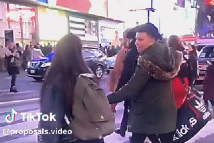 ŠETALI SU TAJMS SKVEROM I U JEDNOM TRENU ŽIVOT IM SE PROMENIO: Čule su se samo sirene kola, prolaznici u neverici snimali scenu koja im se odvijala pred očima! (VIDEO)