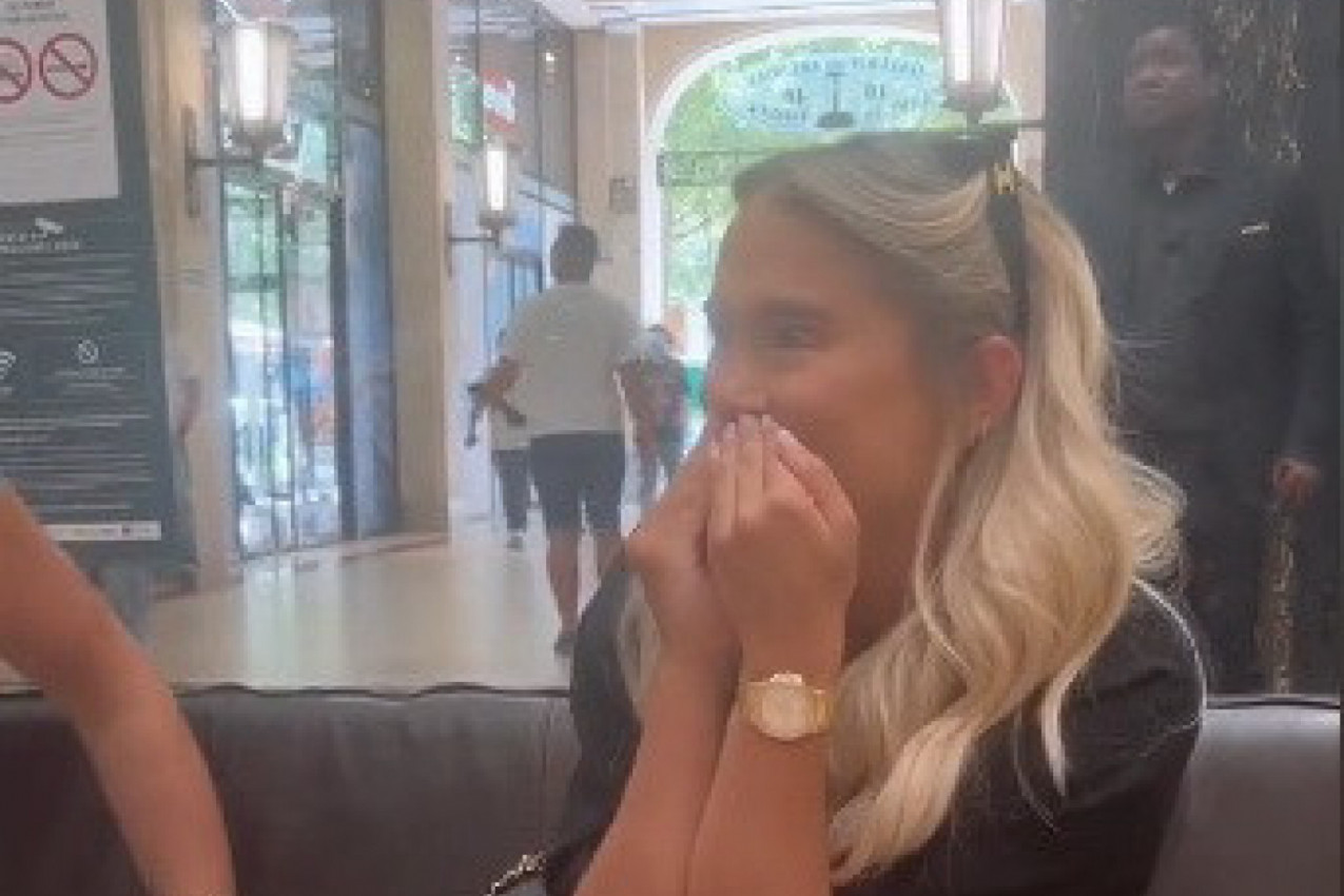 SEDELA JE SA KOLEGAMA NA POSLOVNOM PUTU, A ONDA SE POJAVIO NJEN MUŽ: Od šoka nije mogla da govori, njegova reakcija izazvala je brojne komentare (VIDEO)