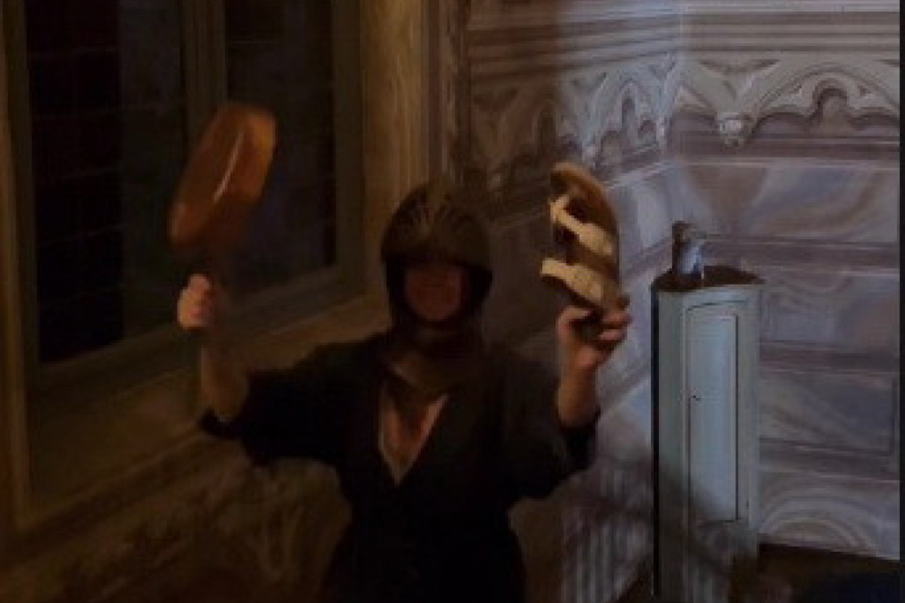 "JA BIH SE OSEĆALA KAO U HOROR FILMU": Sa šlemom na glavi i naoružana tiganjem obilazila je sobe vidno uplašena (VIDEO)