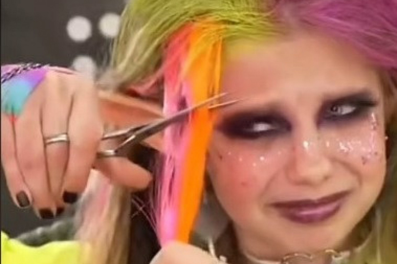 IMALA JE ŠARENE KIKICE I VILENJAKOVE UŠI A ONDA JE SVE ODBACILA: Transformacija ove devojčice podigla je internet na noge, komentari se samo nižu (VIDEO)