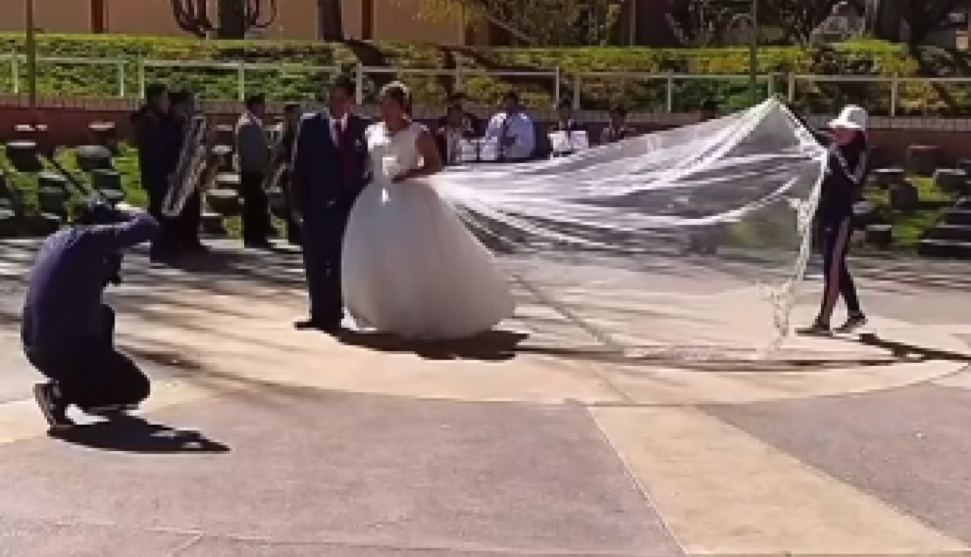 SVADBA O KOJOJ BRUJI CEO SVET: Samo je uleteo i napravio haos, šokirana nevesta nije mogla da izusti ni reč (FOTO+VIDEO)