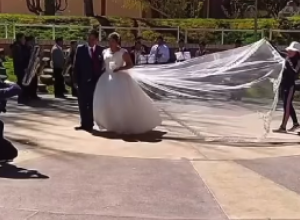 SVADBA O KOJOJ BRUJI CEO SVET: Samo je uleteo i napravio haos, šokirana nevesta nije mogla da izusti ni reč (FOTO+VIDEO)