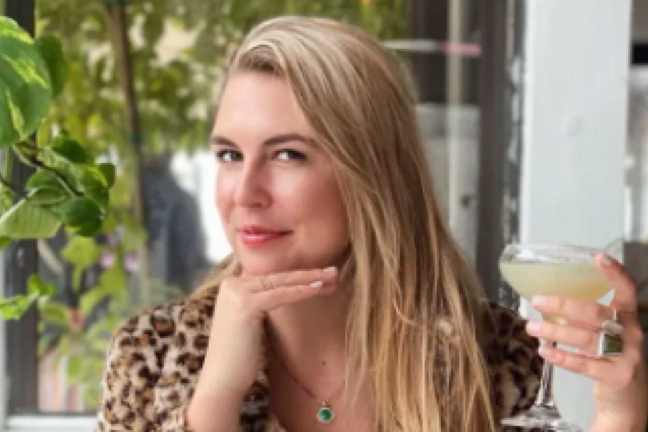 KO KAŽE DA NOVCEM NE MOŽE DA SE KUPI LJUBAV? Plavokosa lepotica nudi 5.000 dolara onome ko joj nađe muža, a ovo su njeni uslovi (FOTO+VIDEO)