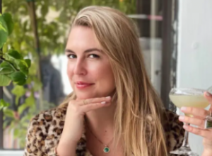 KO KAŽE DA NOVCEM NE MOŽE DA SE KUPI LJUBAV? Plavokosa lepotica nudi 5.000 dolara onome ko joj nađe muža, a ovo su njeni uslovi (FOTO+VIDEO)