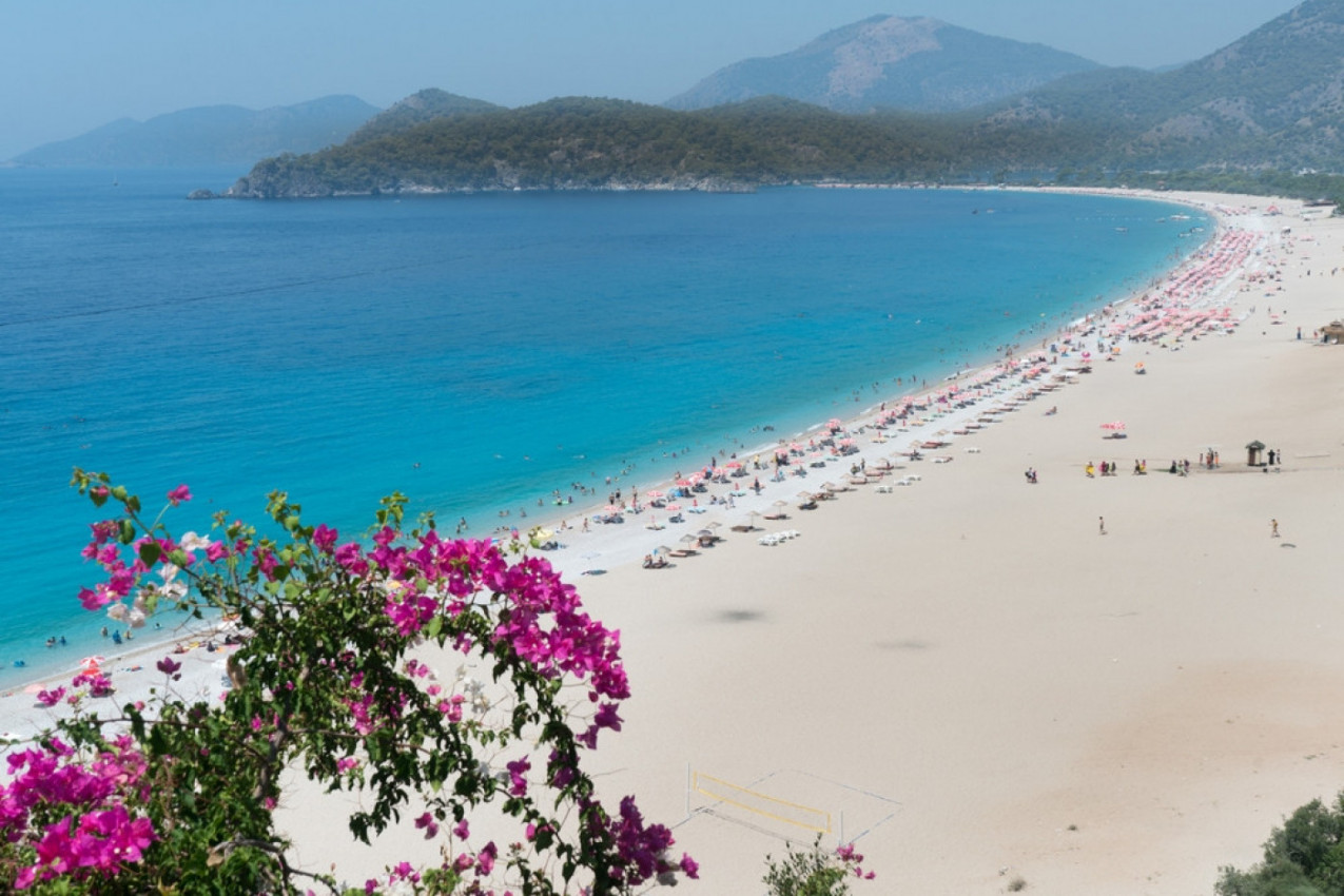 GLUV I SLEP SVAKO JUTRO VODI TURISTE DO BAJKOVITE PLAŽE: Vojnik je vrlo požrtvovan i pažljiv, a gosti se godinama vraćaju u hotel samo zbog njega  (FOTO+VIDEO)