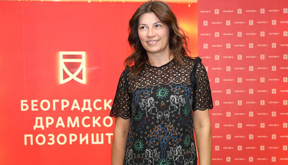 ZANOSNA GLUMICA U NIKAD IZAZOVNIJEM IZDANJU: Milena blista u crvenoj svili i golih leđa, a njen osmeh govori koliko uživa  (FOTO+VIDEO)