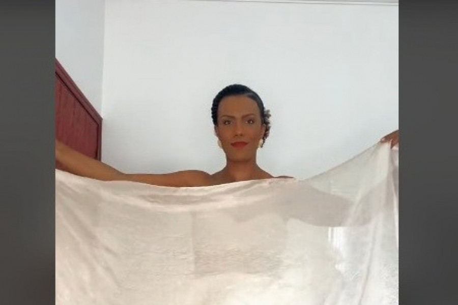 AKO VAM FALI ELEGANTNA BLUZA EVO REŠENJA: Devojka pokazala kako da za tili čas od svilene marame napravite savršenu letnju kombinaciju (VIDEO)