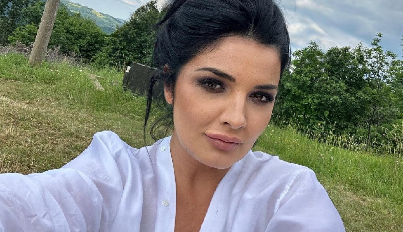 OVU FOTOGRAFIJU SA PLAŽE SU SVI ČEKALI: Milena Popović se skinula u kupaći kostim, kida kako izgleda a tek poruka koju je poslala (FOTO)