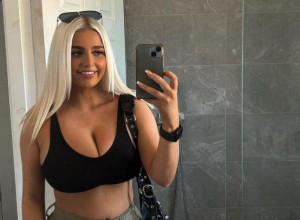 NJENO PRIRODNO BUJNO POPRSJE PREDMET JE STALNIH RASPRAVA: Muškarci su zagledani u njenu dušu, kritike trpi od starijih žena, a dobija i bizarne ponude (FOTO+VIDEO)