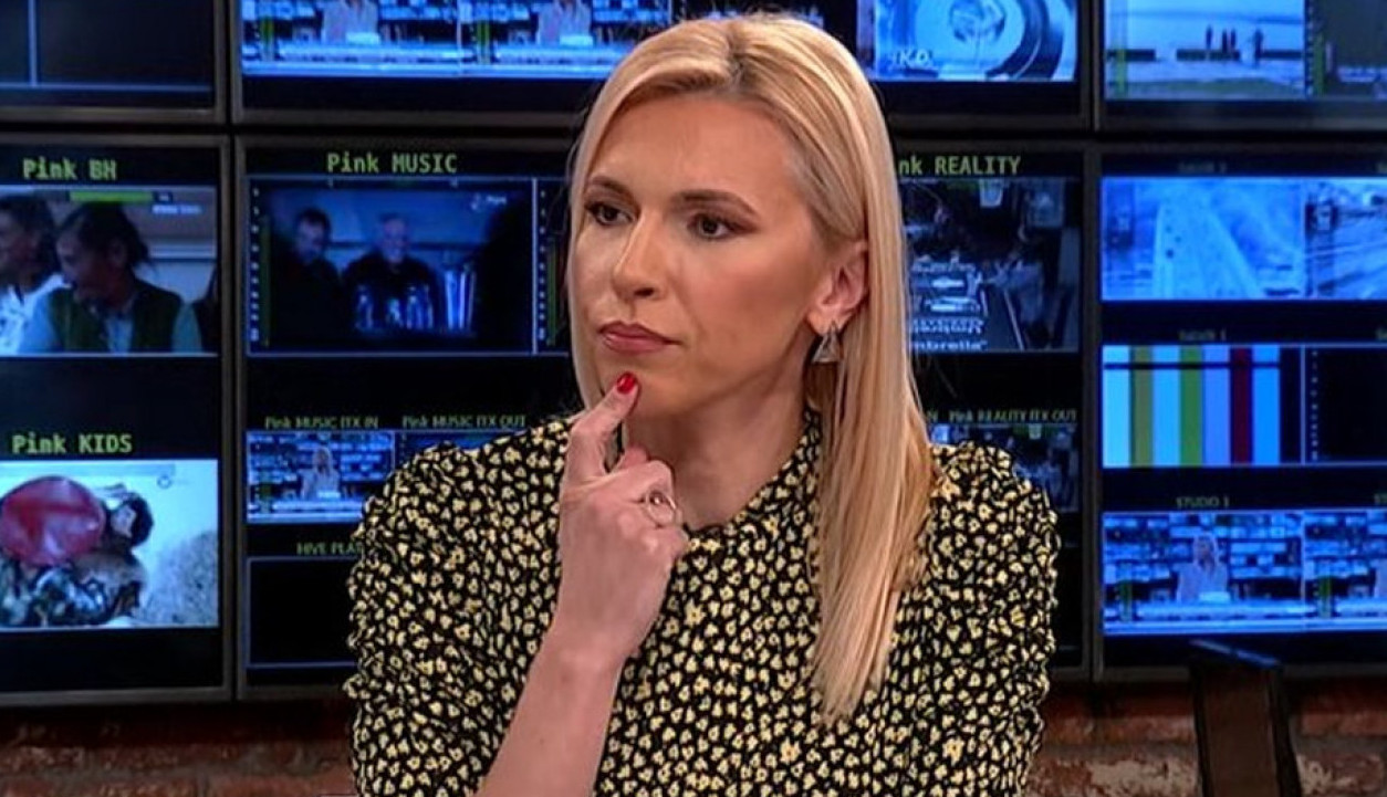 IRINA VUKOTIĆ ZABLISTALA U BELOM: Voditeljka sija od ljubavi, a odao je jedan detalj (FOTO)