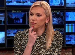 IRINA VUKOTIĆ ZABLISTALA U BELOM: Voditeljka sija od ljubavi, a odao je jedan detalj (FOTO)